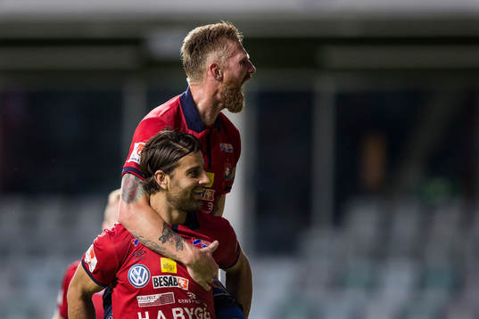 Örgrytes George Mourad jublar ihop med Fredrik Björck