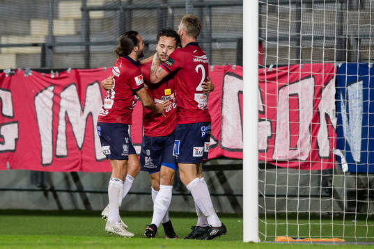 Örgrytes Dardan Mustafa omfamnas av Hampus Bohman och Fredrik Björck efter att ha gjort 3-1