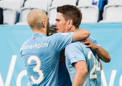 Malmö FFs Anton Tinnerholm kramar om Malmö FFs Vidar Örn Kjartansson efter 2-0