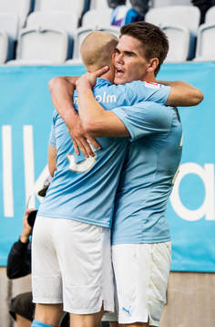 Malmö FFs Anton Tinnerholm kramar om Malmö FFs Vidar Örn Kjartansson efter 2-0