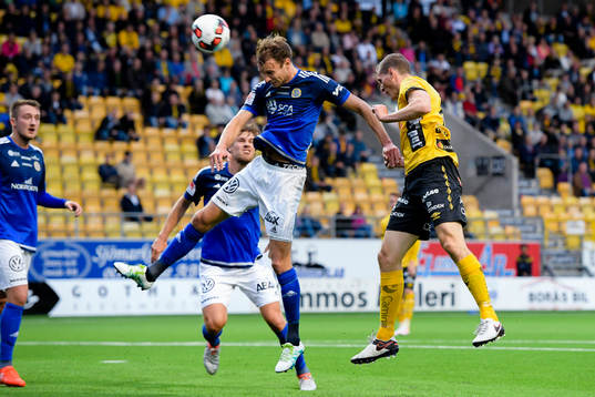Elfsborgs Jon Jönsson gör 1-0 framför Sundsvalls Lars