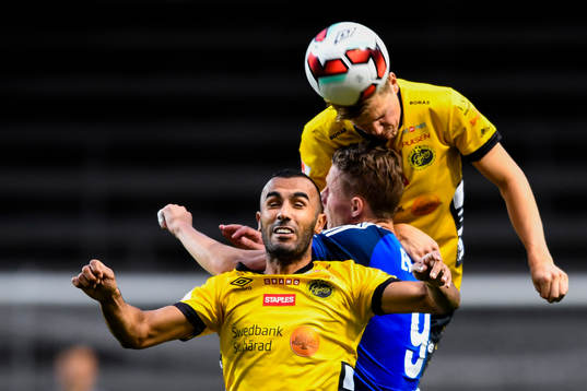Elfsborgs Issam Jebali  och Joakim Nilsson i en luftduell