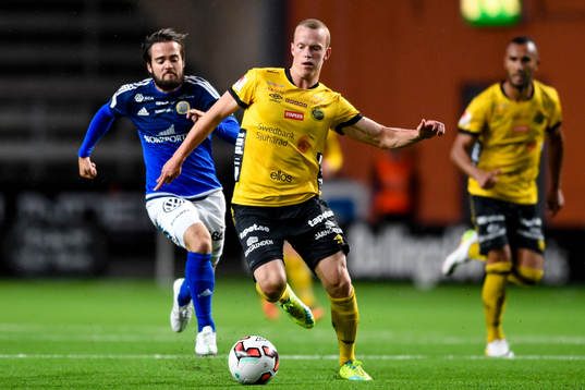 Sundsvalls Robbin Sellin jagar Elfsborgs Daniel Gustavsson 