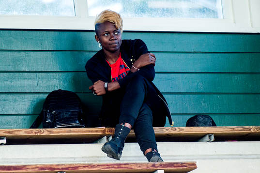 Rosengårds Gaëlle Enganamouit på läktaren