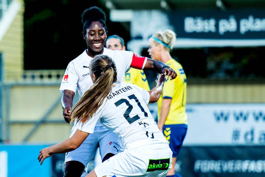 Rosengårds Anita Asante och Lieke Martens (ryggen åt kameran) jublar efter Martens 1-0 mål