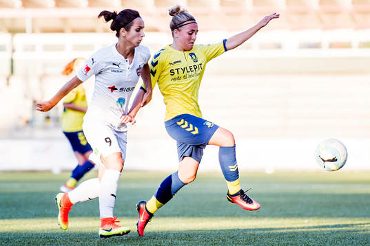 Rosengårds Natasa Andonova och Bröndbys Theresa Nielsen