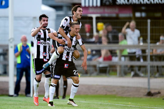 Landskronas Jonathan Levi jublar med lagkamraterna efter 2-0
