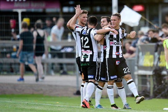 Landskronas Jonathan Levi jublar med lagkamraterna efter 2-0