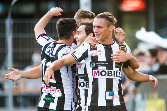 Landskronas Jonathan Levi jublar efter han gjort 2-0