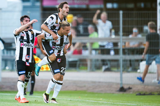 Landskronas Jonathan Levi jublar med Alexander Tkacz och Igor Arsenijevic efter han gjort 2-0