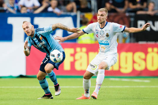 Djurgårdens Magnus Eriksson i kamp om bollen med Gefles