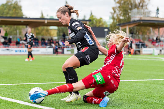 Piteås Elin Bragnum tacklar Örebros Hanne Gråhns
