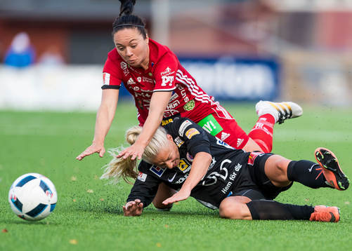 Piteås June Pedersen i kamp med Örebros Julia Spetsmark