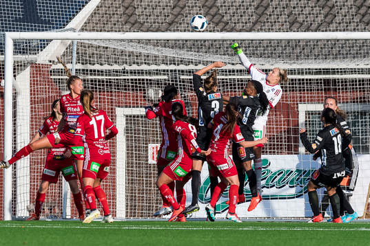 Piteås målvakt Hilda Carlén boxar bort en boll