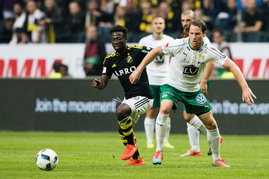 s Ebenezer Ofori i kamp om bollen med Hammarbys Johan Persson under fotbollsmatchen i Allsvenskan mellan AIK och Hammarby den 28 augusti 2016 i Stockholm. 