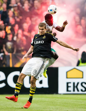 s Eero Markkanen i en nickduell med Hammarbys Joseph Aidoo under fotbollsmatchen i Allsvenskan mellan AIK och Hammarby den 28 augusti 2016 i Stockholm. 