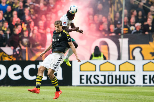 s Eero Markkanen i en nickduell med Hammarbys Joseph Aidoo under fotbollsmatchen i Allsvenskan mellan AIK och Hammarby den 28 augusti 2016 i Stockholm. 