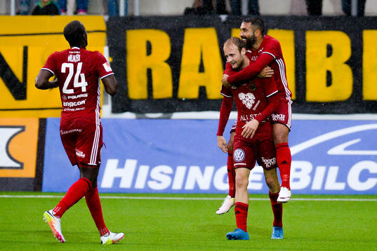 Östersunds Ronald Mukiibi , Curtis Edwards  och Saman