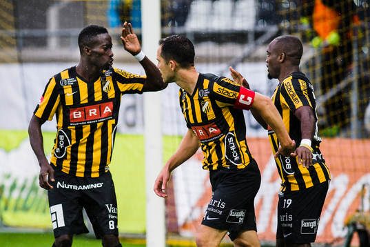 Häckens Demba Savage, Martin Ericsson och John Owoeri jublar efter att Nasiru Mohammed (ej i bild) gjort 1-1-målet