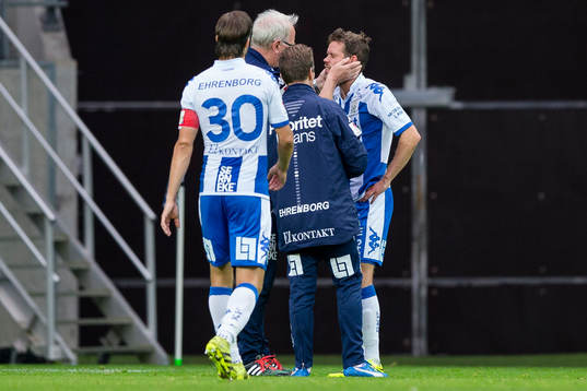 IFK Göteborgs Emil Salomonsson blir omhändertagen