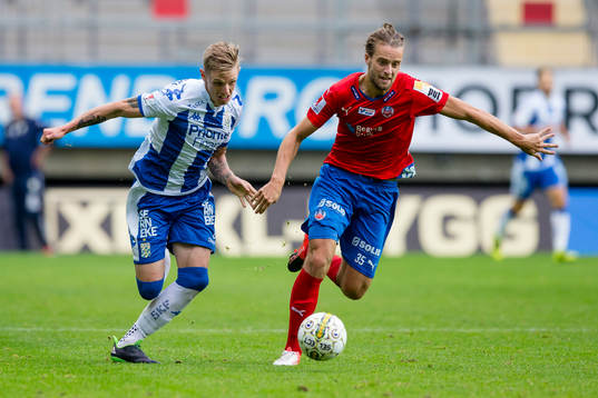 IFK Göteborgs Sören Rieks i kamp med Helsingborgs Jonatan Olsson