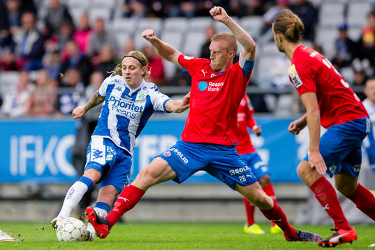 IFK Göteborgs Elias Mar Omarsson skjuter ett skott som