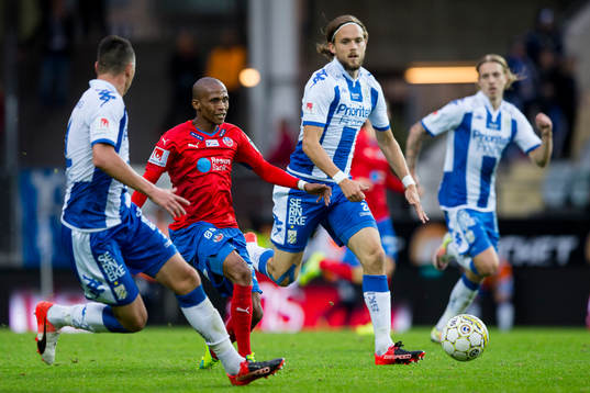 Helsingborgs Amethyst Bradley Ralani mellan IFK Göteborgs