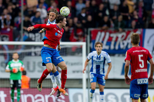 IFK Göteborgs Tom Pettersson i nickduell med Helsingborgs