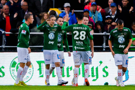 Jönköpings Pawel Cibicki jublar efter 1-0