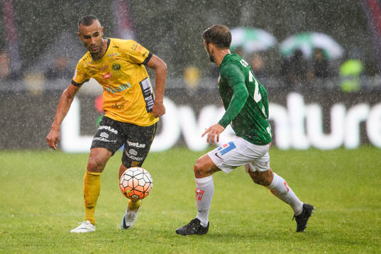 Elfsborgs Issam Jebali och Jönköpings Robert Gojani