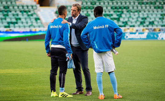 Malmö FFs tränare Allan Kuhn pratar med Tobias Sana