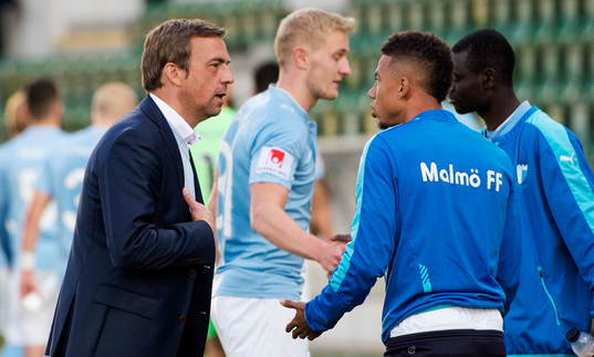 Malmö FFs tränare Allan Kuhn pratar med Tobias Sana