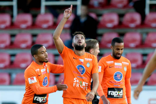 Athletics Omar Eddahri jublar med lagkamraterna efter 0-1