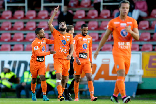 Athletics Omar Eddahri jublar med lagkamraterna efter 0-1