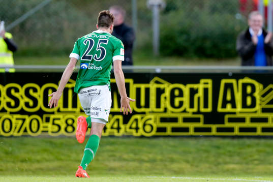 Ljungskiles Egzon Binaku jublar efter 1-1