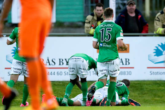 Ljungskiles Egzon Binaku jublar med lagkamraterna efter 1-1
