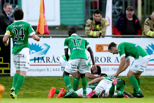 Ljungskiles Egzon Binaku jublar med lagkamraterna efter 1-1