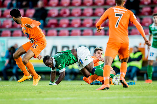 Athletics Isa Demir (v) och Ljungskiles Yussif Chibsah (m)