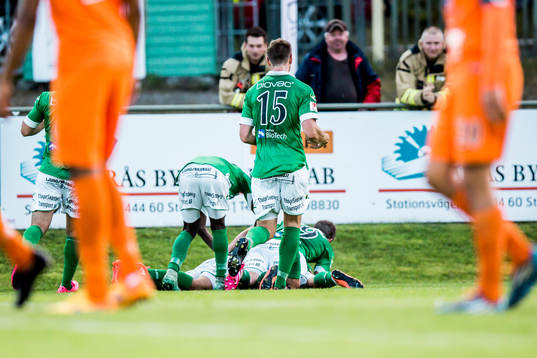 Ljungskiles Egzon Binaku  har kvitterat till 1-1 och jublar med lagkamraterna
