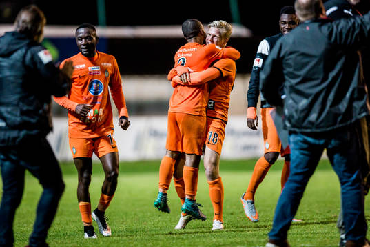 Athletics Jernade Meade och André Österholm kramar om varandra och jublar  jublar efter matchen