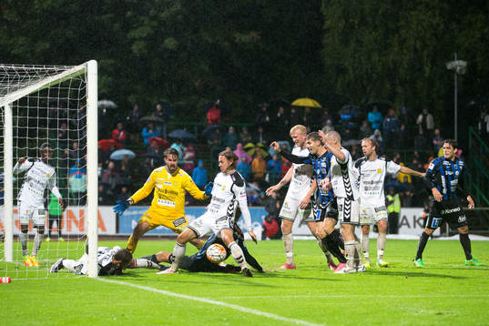 Stökigt framför GAIS målvakt Tommi Vaiho