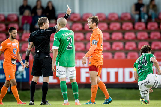 Domare Lars Olsson ger Athletics Filip Rogic  gult kort