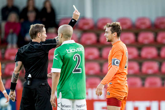 Domare Lars Olsson ger Athletics Filip Rogic  gult kort