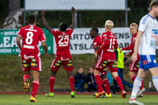 s Tetteh Komey jublar efter sitt 0-1 mål under fotbollsmatchen i division 1 norra mellan IFK Luleå och Piteå IF den 29 augusti 2016 i Luleå.