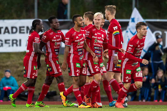 Piteåspelarna jublar efter Tetteh Komey gjort 0-1