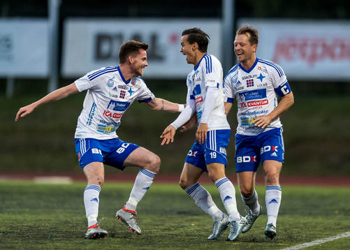 s Patrik Pettersson (m) jublar efter sitt 1-1 mål under fotbollsmatchen i division 1 norra mellan IFK Luleå och Piteå IF den 29 augusti 2016 i Luleå.