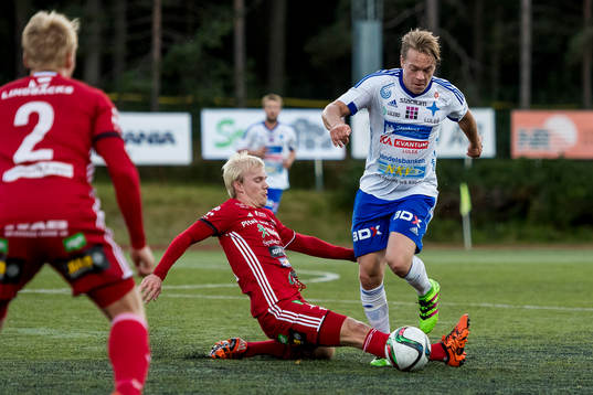 s Kristoffer Thydell tacklar Luleå:s Emil Johansson