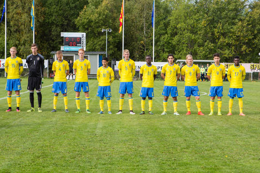 Den svenska startelvan från vänster Edvin Crona, Målvakt