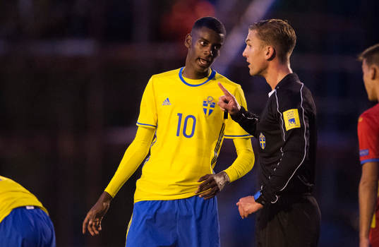 Sveriges Alexander Isak och domare Fredrik Hansson