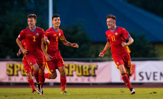 Rumäniens Denis Harut, Andrei Chindris och målskytten Claufiu Micovschi jublar
